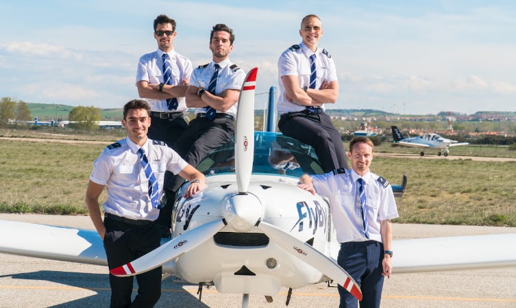 Estudiantes de la Academia de Aviación FLYBY en avión 